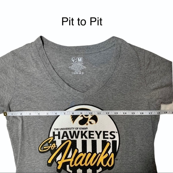 University of Iowa Hawkeyes Short Sleeve V-Neck Graphic T-Shirt Size Medium - Picture 9 of 13
